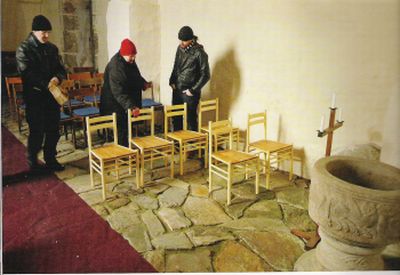 I kyrkan från 1100-talet intar de nya stolarna sina platser